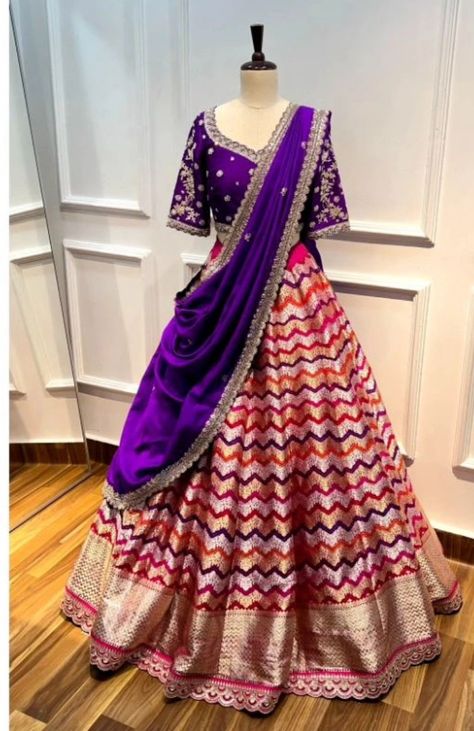 Bridal Langa Voni, Bandhini Blouse Designs Latest, Traditional Lehengas, Langa Voni, Lehenga Crop Top, Haldi Outfit, Simple Lehenga, Dresses Sewing, Half Sarees