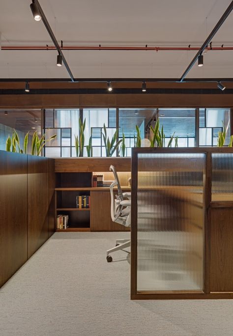 Secretary Room Office Design, Architect Office Design Interiors, Cubicle Office Layout, Small Business Office Design, Small Office Architecture, Private Office Interior Design, Cubicle Office Design, Office Partition Ideas, Office Building Interior Design