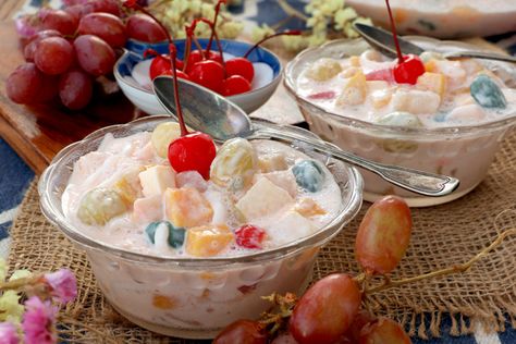 Bring colors to your Christmas tables with this traditional Filipino fruit salad. Easy and quick to make that is the perfect dessert this holiday season. | www.foxyfolksy.com #fruitsalad #dessert #filipino #filipinofood #pinoyfood #holidays #christmas Filipino Fruit Salad, Foxy Folksy, Pinoy Dessert, Fruit Salad Recipe, Fruit Salad Easy, Filipino Style, Filipino Desserts, Filipino Dishes, Fruit Salad Recipes