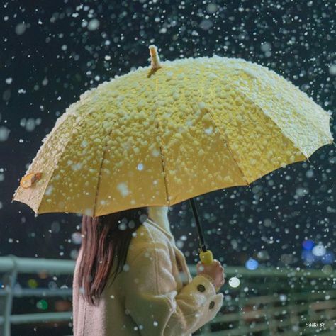 Yellow Umbrella Lovely Runner, Lovely Runner Umbrella, Yellow Umbrella Aesthetic, Lovely Runner Aesthetic, Kdrama Aesthetic Icon, Rain Bts, Couple In Rain, Kdrama Icons, Animal Birthday Cakes