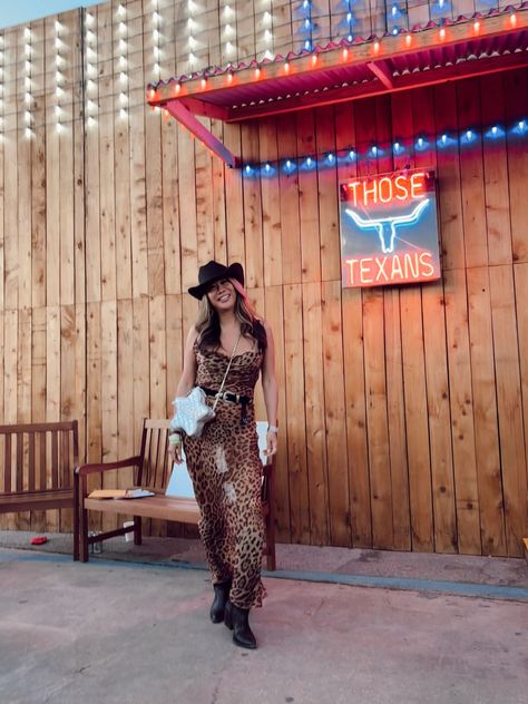 Glam Houston/Nashville Outfits for Your Next Trip - Red Soles and Red Wine Texas Style Fashion, Stampede Fits, Texas Outfits, Western Outfit Ideas, Arizona Outfits, Glam Western, Nfr Outfits, Wine Outfit, Western Photoshoot