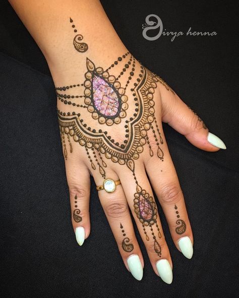 Dreamcatcher Hand Tattoo, Dream Catcher Hand Tattoo, Halloween Henna, Dream Catcher Tattoo, Tattoo Hand, Hand Tattoos For Women, Awesome Tattoos, Elegant Tattoos, Art Tattoos