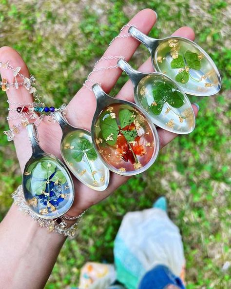 MALLORY ⭐️ GEORGIA ARTIST 🌸 on Instagram: "4 LEAF CLOVER SPOONS 😄🍀🌸 I am over the moon for these funky, one of a kind pieces Jay recently made. They feature a #fourleafclover That I personally found in our yard, preserved in #resin along with 14k gold flake • set into an #upcycled spoon bowl formed into a pendant ! These hang on a 30” sterling silver seamless chain finished off with faceted #chakra stones 🌈🙌🏻 Swipe through for close ups. These are ready to ship now listed in our @etsy sho Goodluck Charms, Diy Leaves, Clover Jewelry, Lucky Jewelry, Gold Flake, 4 Leaf Clover, 4 Leaves, Spoon Jewelry, Spoon Rings