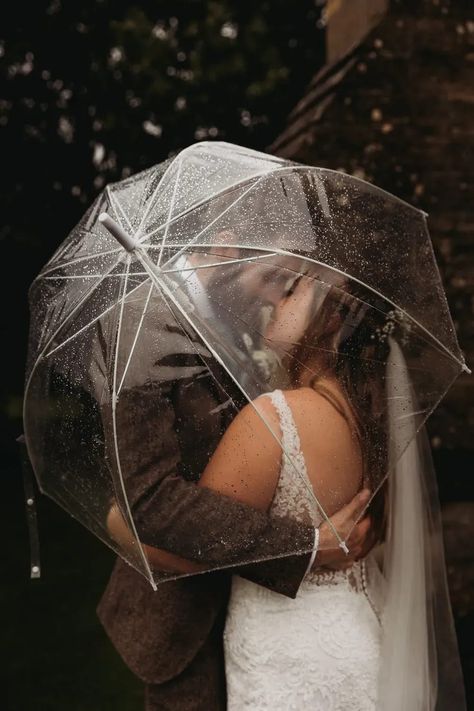 Rainy Wedding Inspiration, Rain Wedding Photos Rainy Days, Clear Umbrella Photography Wedding, Wedding Photography In The Rain, Rainy Fall Wedding, Rainy Wedding Portraits, Wedding Photography Rainy Day, Wedding Rain Pictures, Rainy Wedding Aesthetic