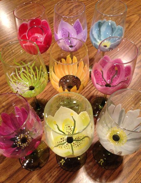 Painted Glasses Wine Glass Painting Ideas, Wine Glasses Painted, Glass Painting Ideas, Wine Glass Ideas, Wine Crafts, Wine Glass Painting, Wine Glass Designs, Diy Wine Glasses, Wine Painting