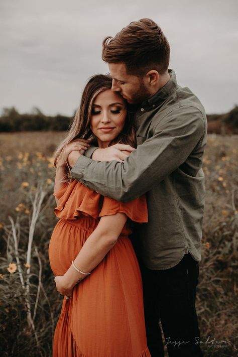 Fall Maternity Shoot, Fall Maternity Pictures, Vom Avea Un Copil, Couple Maternity Poses, Family Maternity Pictures, Winter Maternity Photos, Fall Maternity Photos, Maternity Photography Poses Outdoors, Outdoor Maternity Photos