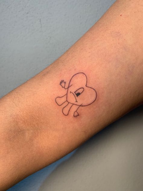 Arte por h.tattoo Small Bad Bunny Tattoo, Bad Bunny Heart Tattoo, Bichota Tattoo, Cardigan Tattoo, Bad Bunny Tattoo Ideas, Bad Bunny Tattoo, Bunny Tattoo, H Tattoo, Tattoo Heart