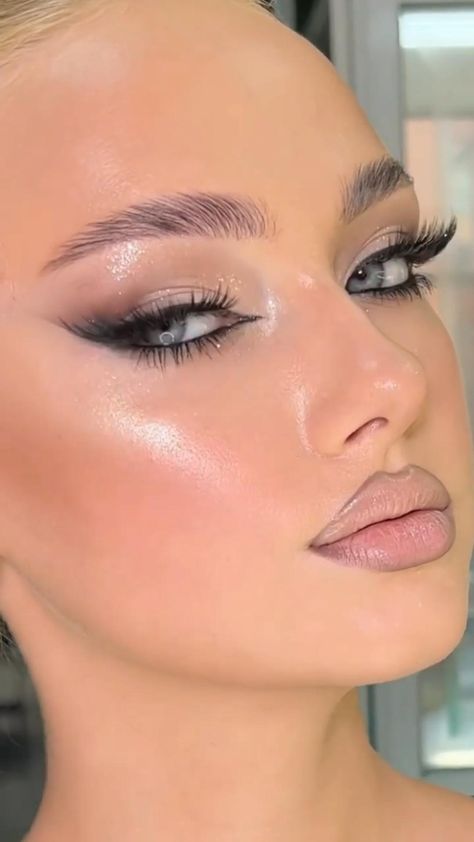 Light Glam Eyeshadow, Makeup Idea With Black Dress, Late Night Makeup Looks, Makeup Looks For Black And White Outfit, Trendy Eye Makeup 2023, Makeup For Black And White Dress, Makeup Ideas Night Out, Italian Makeup Tutorials, Makeup For 18th Birthday