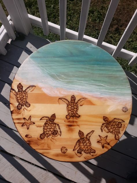 Baby sea turtles burned on round pine with colored resin Wood Burning Turtle, Beach Wood Burning, Engraving On Resin, Sea Turtle Resin Art, Resin Turtle, Sea Turtle Drawing, Beginner Wood Burning, Wood Burning Patterns Stencil, Wood Turtle