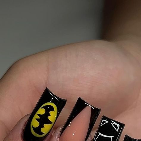 Jacqueline Garcia on Instagram: "Batman set for my little sis 🖤✨  #batman #batmannails #blacknails #handdrawnnailart #nailart #nailideas #nailinspo #mediumnails #squarenails #taperedsquarenails #aznailtech #aznails" Batman Nails Acrylic Long, Batman Inspired Nails, Batman Acrylic Nails, Batman Nails Design, Batman Nails Acrylic, Joker Nails Designs, Cat Woman Nails, Nail Painting Ideas, Dc Nails