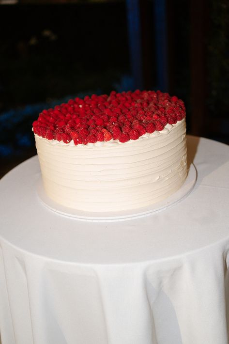 Italian wedding cake with fresh red berries on top Italian Style Wedding Cake, Wedding Italian Style, Vintage Italian Wedding Aesthetic, Traditional Italian Wedding Cake, Wedding Italian Food, 2024 Wedding Cake, Italian Wedding Cake Recipe, Wedding Cake Homemade, Wedding Cake 2024