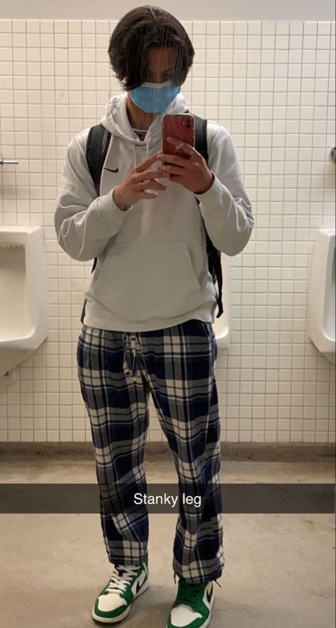 Pajama Pants Outfit For School Men, Flannel Pants Outfit Men, Sporty Aesthetic Outfit Male, Comfy Outfits For School Men, Lazy Guy Outfits, Black And White Flannel Outfit Men, Boy Sweatpants Outfit, School Outfits Guys, Highschool Outfits Guys