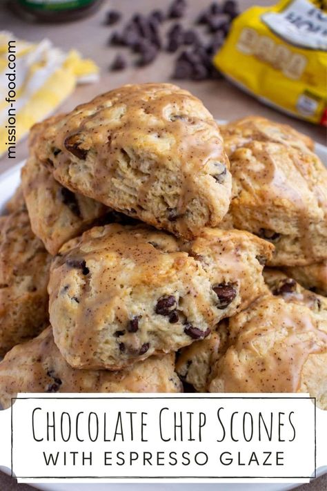 Chocolate and coffee are a classic flavor combination. These fantastic Chocolate Chip Scones with Espresso Glaze feature a tender crumbed interior and a crusty exterior all finished with a simple coffee-infused glaze, making these morsels truly perfect for breakfast time. Scones Chocolate, Coffee Scones, Espresso Glaze, Cinnamon Chip Scones, Basic Scones, Recipes Brunch, Baking Scones, Cherry Scones, Chocolate Chip Scones