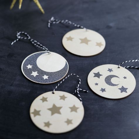 DIY Vinyl Celestial Ornaments - Have a Crafty Day Christmas Vinyl Crafts, Celestial Ornaments, Celestial Christmas, Snowflake Ornaments Diy, Cricut Ornaments, Mugs Diy, Diy Moon, Moon Ornament, Vinyl Painted