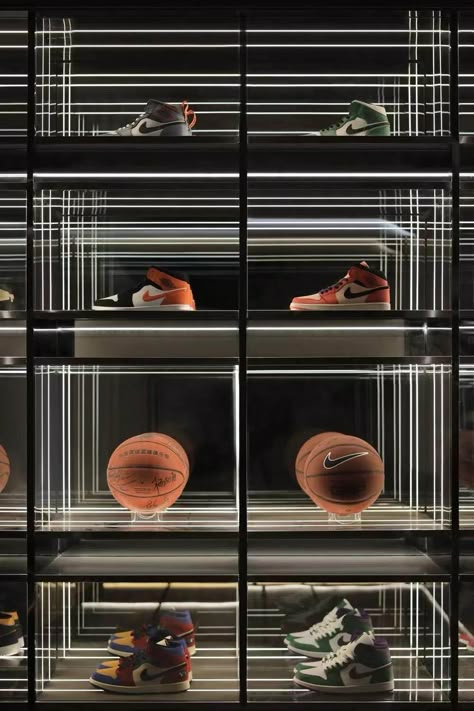 Modern Retail Display, Badminton Store, Trophy Display Case, Trophy Display, Shoe Room, Home Gym Design, Showroom Design, Gym Design, Shoe Display