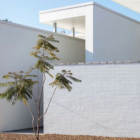 Rockcote on Instagram: "White has made a huge comeback as the exterior colour of choice but if you have large areas with no texture, it can look austere. Here, @complete.render has solved the problem with render, adding texture and style to an otherwise blank plane." Brick Rendering, Rendered Houses, Concrete Block Walls, Bungalow Exterior, Pool Landscape Design, Instagram White, Family Dining, White Brick, Block Wall