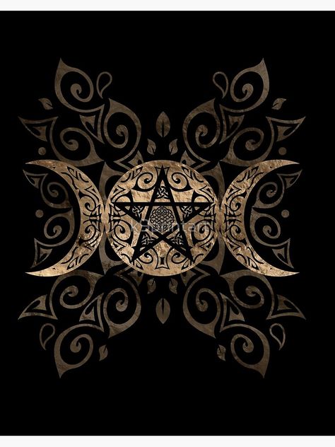 Lámina rígida «Ornamento del pentagrama de la Diosa de la Triple Luna» de k9printart | Redbubble Crescent Moon Tattoo, Wiccan Art, Wiccan Decor, Witch Pictures, Triple Moon Goddess, Witch Garden, Black Witch, Dream Symbols, Triple Moon