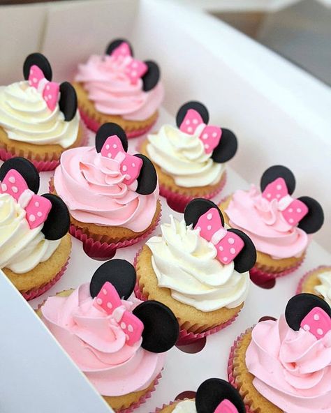 Minnie mouse Cupcakes  it's a great classic for birthday girls. . . #miamicakes #cupcakeoftheday #minniecupcakes #momlife #doral #eventmiami #kendall #aventura Minnie Mouse Cupcake Cake, Mini Mousse, Minnie Cupcakes, Diy Cupcake Stand, Minnie Mouse Theme Party, Mouse Cupcakes, Minnie Mouse First Birthday, Mickey Mouse Baby Shower, Minnie Mouse Birthday Decorations