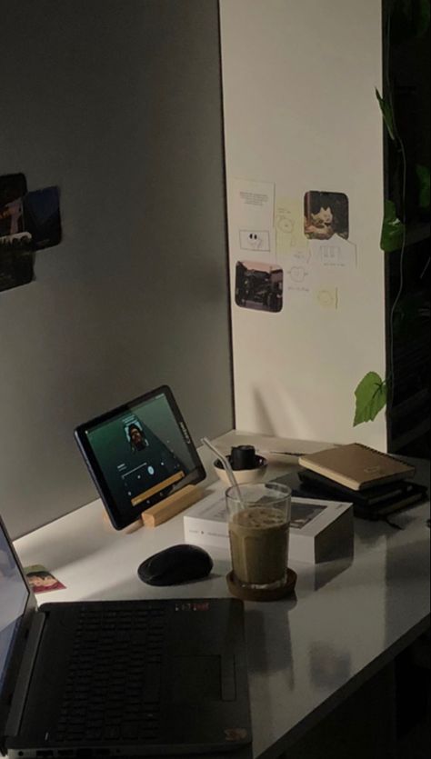 Desk Aesthetic Brown, Desk Aesthetic Vintage, Wooden Desk Aesthetic, Desk Aesthetic, Brown Desk, Aesthetic Old, Aesthetic Brown, My Desk, Wooden Desk