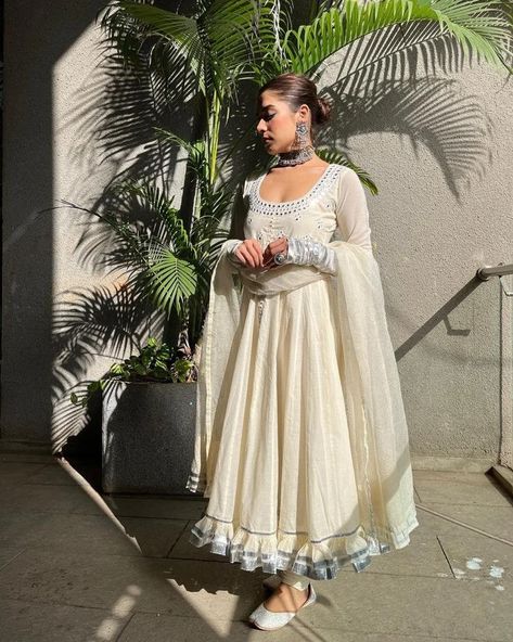 Indo Western Dress For Girls, White Anarkali Dress, White Anarkali Suits, Party Wear Anarkali, Suits For Women Indian, Embroidery Paper, Western Dresses For Girl, White Anarkali, Full Gown