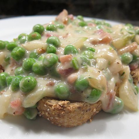 Creamed Tuna On Toast, Tuna On Toast, Creamed Tuna, Peas On Toast, Canned Tuna Recipes, Nachos Recipe Easy, Creamed Peas, Night Kids, Chipped Beef