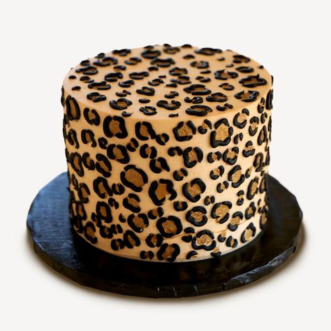 Leopard Print Cake Hello Kitty Torte, Cheetah Birthday Cakes, Cheetah Print Cakes, Cheetah Birthday Party, Cheetah Cakes, Leopard Cake, Leopard Print Cake, Cheetah Birthday, Birthday Party Theme Decorations