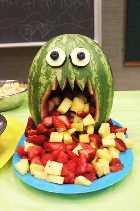 Watermelon monster Fruit Salad for Halloween party.  Pick up everything for Halloween this year with the SmartShopper Grocery List maker.  www.smartshopperusa.com Watermelon Monster, Plat Halloween, Sweets Photo, Fest Mad, Healthy Halloween Treats, Healthy Halloween Snacks, Halloween Fest, Decorações Com Comidas, Monster Birthday Parties