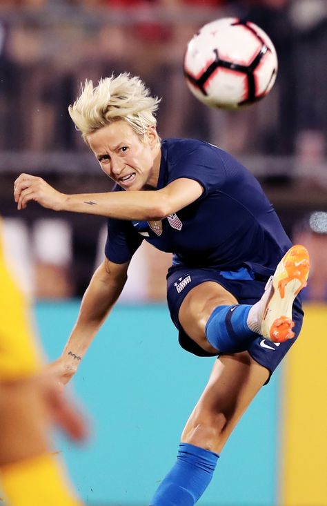 Motion Poses, Tennis Poses, Soccer Photoshoot, Soccer Shoot, Soccer Fashion, Soccer Poses, Us Women's National Soccer Team, Photography References, Female Football