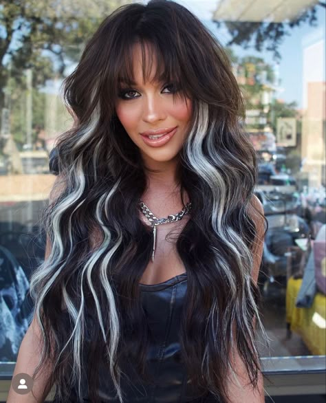 Two Tone Hair Color Ideas, Two Tone Hair Color, Black And White Hair, Two Tone Hair, Rambut Brunette, Hair Color Underneath, Peekaboo Hair, Dyed Hair Inspiration, Pretty Hair Color