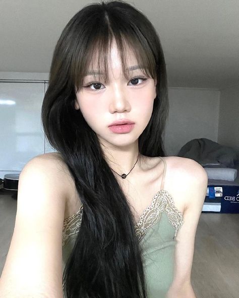 Asian Face Claim Female, Bangs Asian, Long Straight Black Hair, Narrow Face, Asian Bangs, Hair Inspiration Long, Hairstyles For Layered Hair, Cute Makeup Looks, Hair Stylies