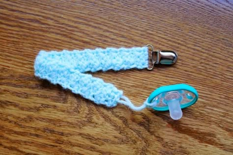 Crochet Pattern Pacifier Holder, Pacifier Clip Diy Crochet, Crochet Pacifier Holder Pattern Free, Crochet Dummy Clips Free Pattern, Crochet Pacifier Clip Pattern Free, Baby Things To Make, Pacifier Holder Pattern, Pacifier Clip Diy, Crochet Pacifier Holder