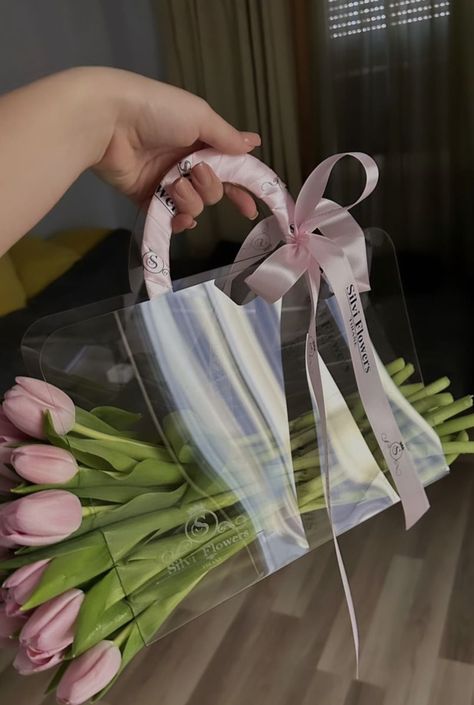 Satin Flowers Diy, Hadiah Diy, Bouquet Bag, Bff Gifts Diy, Creative Gift Wraps, Flower Box Gift, Flower Gift Ideas, Flower Business, Flowers Bouquet Gift