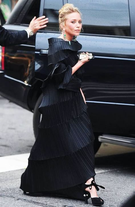 Ashley Olsen Fashion, Outfit Nero, Ashley Olsen Style, Olsen Fashion, Olsen Twins Style, Mary Kate Ashley Olsen, Olsen Sisters, Olsen Style, Olsen Sister