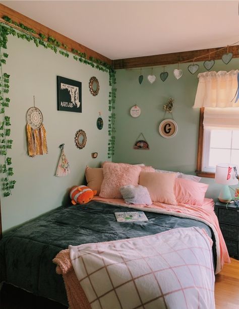 Dream Teen Bedrooms, Easy Room Decor, Dorm Bedroom, Dorm Room Inspiration, Indie Room, Girl Bedroom Designs, Teen Bedroom Decor, Dreamy Room, Room Makeover Inspiration