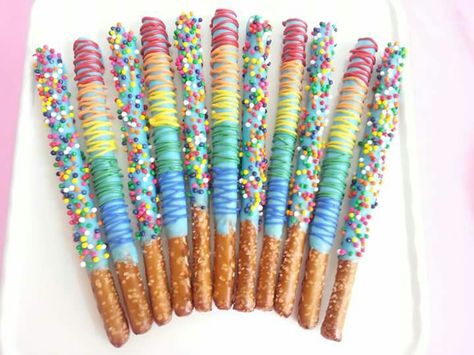 mlp Rainbow Treat Table Ideas, Rainbow Pretzel Rods, Fancy Pretzels, Treat Table Ideas, Mermaid Party Food, Cabin Food, Dipped Pretzel Rods, Pretzel Treats, Dipped Pretzels