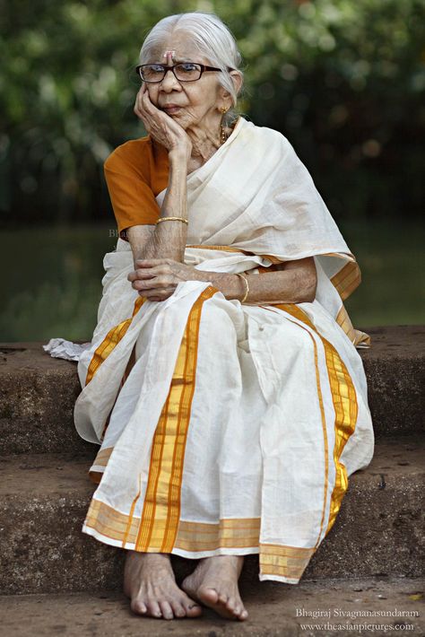 Kerala Ladies Photos, Old Woman Picture, Old People Photography, White Sarees, Human Figure Sketches, Indian People, India Culture, India People, White Saree