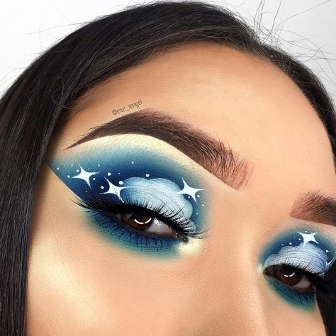 Artist stormy eyeshadow with clouds and stairs like the night sky. Also with eyebrows on fleek. Cloud Eye Makeup, Eye Makeup Looks, Make Up Inspiration, Beauty Make-up, Creative Makeup Looks, Creative Eye, Hooded Eyes, Eye Makeup Art, Makeup Goals