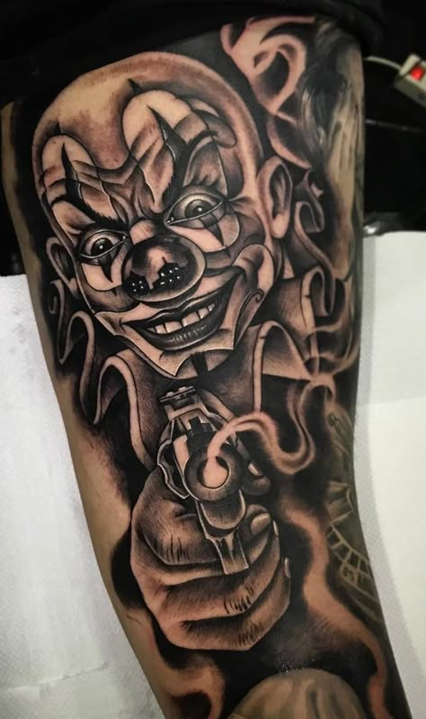 Evil Clown Tattoos, Gangster Tattoo, Art Chicano, Chicanas Tattoo, Chicano Tattoos Sleeve, Skull Sleeve Tattoos, Realistic Tattoo Sleeve, Evil Tattoos, Gangsta Tattoos