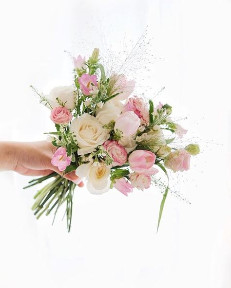 Korean Wedding Flower Bouquet, Korean Floral Bouquet, Korea Flower Bouquet, Korean Style Bouquet, Korean Bouquet, Instagram Korean, Korean Wedding, Hand Bouquet, Fall Wedding Bouquets