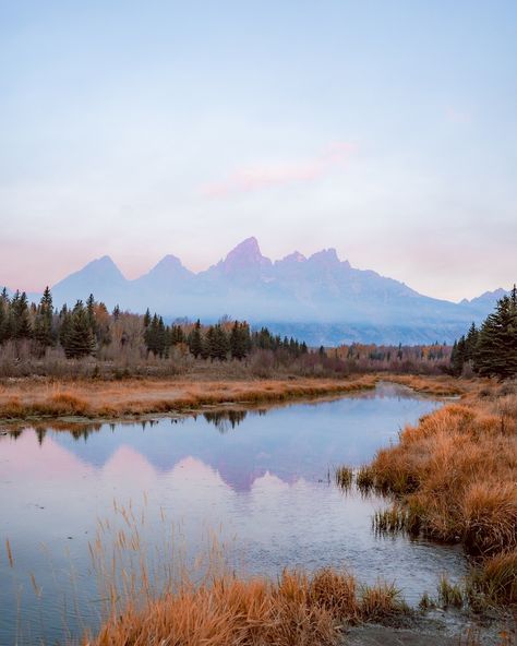 🌲 Wyld Ridge: A New Cozy Idaho Cabin Just Minutes from Yellowstone 🌲 #hosted Tucked away 20 min from the entrance of Yellowstone (and located next to one of Idaho’s beautiful lakes), Wyld Ridge is a new #vrbo stay that deserves to be on everyone’s bucket list! I spent a few unforgettable days here with my best friend, surrounded by the simple beauty of autumn. Here’s a little window into what our stay looked like: 🍂 Watching the leaves fall as we sat on the patio, sipping coffee and getti... Sawtooth Wilderness Idaho, Idaho Aesthetic, Yellowstone Aesthetic, Idaho Scenery, Sawtooth Mountains Idaho, Idaho Living, Painting Sunsets, Idaho Landscape, Bear Lake Idaho