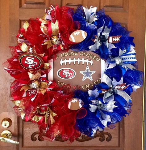 Men Centerpieces, Sport Wreaths, Football Centerpiece, House Divided Wreath, Football Wreaths, Decorative Mesh Wreaths, Sports Wreath, Football Crafts, Sports Wreaths