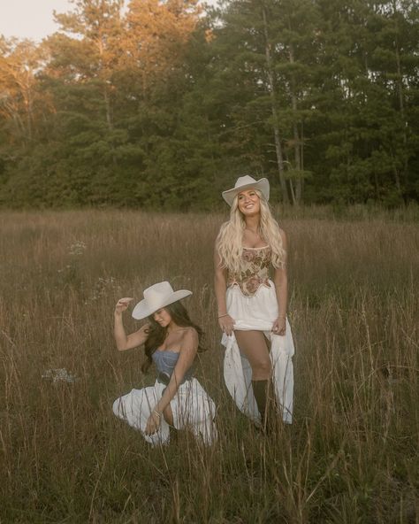 @itspeytonroach + @katiephillipsss 🍂🌾 • • • #photography #photographer #styledphotoshoot #documentaryphotography #editorialphotography #storytellingphotography #cowgirlstyle #fallphotography #friendsphotoshoot #southcarolinaphotographer #greenvillephotographer #andersonsc #upstatescphotographer #instagood #instagram Bestfriend Picture Ideas, Western Best Friend Photoshoot, Bestie Photo Shoot, Bestie Pictures, Country Photoshoot, Cowgirl Photography, Sister Photography, Western Photo, Bff Poses