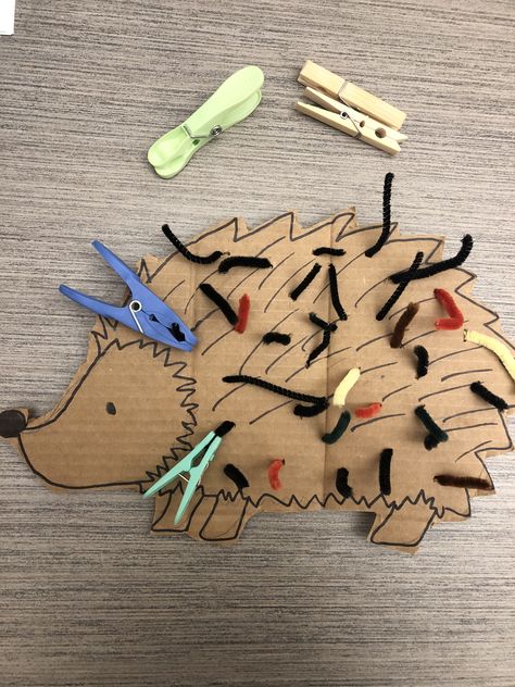 A fun hand strengthening and visual motor activity! Try to get the clothes pins on all the hedgehogs spikes. All you need is cardboard, pipe cleaners and clothespins. Pediatric Occupational Therapy Fine Motor Activities, Hedgehog Activities For Toddlers, Hedgehog Preschool Activities, Clothespin Activities Fine Motor, Hedgehog Activities, Clothes Pin Activities, Hand Strengthening Activities, Kids Sensory Activities, Early Childhood Education Activities