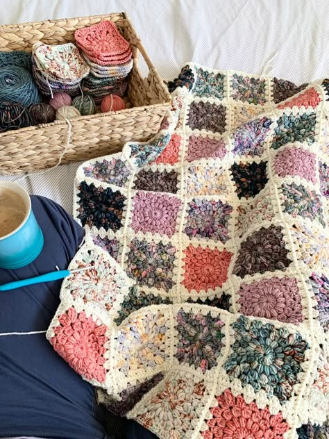 Patchwork Quilts Crochet, Crochet Blanket Patchwork Squares, Granny Square Blanket Inspiration, Scrap Granny Square Blanket, Cool Crochet Blanket, Solid Granny Square Blanket, Sunburst Blanket, Patchwork Crochet Blanket, Nautikrall Crochet