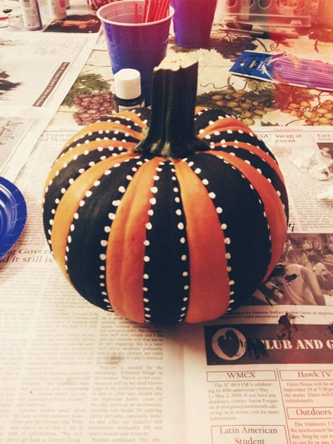 #DIYPumpkin #halloween #pumpkins #diy #blackandwhite Diy Pumpkin Decorating Ideas, Easy Pumpkin Decorating, Paint Pumpkins, Pumpkin Decorating Diy, Moldes Halloween, Pumpkin Decorating Ideas, Creative Pumpkin Painting, Halloween Decor Diy, Pumpkin Painting Ideas