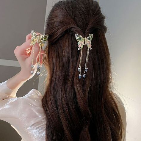 قلادات متدلية, Hair Acessories, Fandom Fashion, Head Pieces, Simple Accessories, Peinados Fáciles Para Cabello Corto, Wardrobe Accessories, Butterfly Hair Clip, Hair Accessories Clips