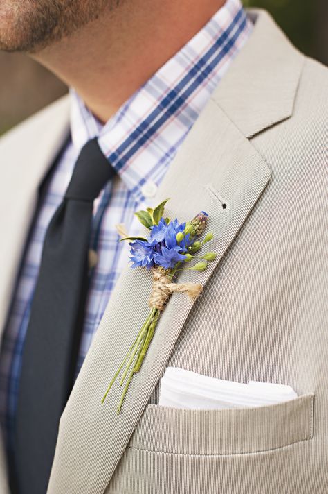 Small branches coming out of the bottom might balance it out so it doesn't twist and fall. Washington Backyard, Blue Boutonniere, Buttonhole Flowers, Groomsmen Boutonniere, Groom Looks, Sister Wedding, Groom Attire, Groom Style, Groom And Groomsmen