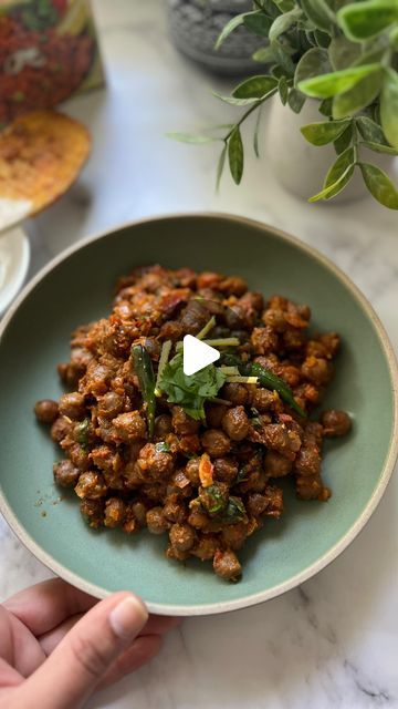 Ravali Pratapa 👩🏻‍🍳 on Instagram: "Dry chana masala recipe! ♥️

Soak chana over night, pressure cook by adding tea bags and salt until 3 whistles. 
Heat a pan add oil, cumin seeds, bay leaves, cloves, chopped onions, ginger garlic paste, chopped tomatoes, tomato paste, paste of cumin powder, coriander powder, chana masala, turmeric powder, chilli powder, and salt. Then add boiled channa. Lastly add green chillies, fresh ginger and cilantro. Serve with hot rotis! 

#chanamasala #chana #kalachana #Veganrecipes #veganmeals #vegetarian #vegetarianrecipes #quickrecipes #EasyRecipes #masala #indianrecipes #IndianFood #craveitmakeiteatit" Dry Chana Masala Recipe, Channa Recipe, Chana Masala Recipe, Ginger Garlic Paste, Cumin Seeds, Turmeric Powder, Masala Recipe, Coriander Powder, Bay Leaves