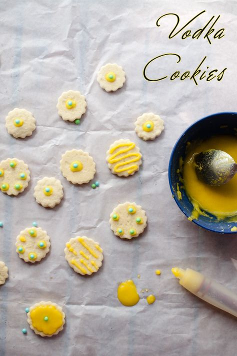 Colorful vivid Vodka Cookies for your senses in yellow and blue. Vodka Cookies, Boozy Desserts, Yellow Foods, Best Cookies, Cookie Party, Cookie Bar Recipes, Edible Gifts, Brownie Bar, Cookie Exchange