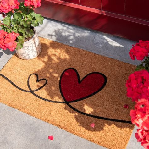 These doormats are specially designed to give your guests an extra warm welcome! ❤️ (And to make sure they don't enter your home with dirty shoes, but that's beside the point) #warmwelcome #home #doormats #milatonie #clayreandeef Front Door Decor Ideas, Door Decor Ideas, Outdoor Doormats, Welcome Front Door, Dirty Shoes, Coconut Fiber, Home Outdoor, Front Door Decor, Copper Color